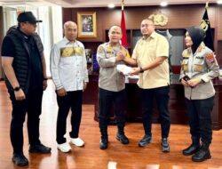 Andre Rosiade Serahkan Rp100 Juta ke Polda Sumbar untuk Korban Bencana