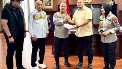 Andre Rosiade Serahkan Rp100 Juta ke Polda Sumbar untuk Korban Bencana
