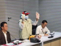 KPK Tampilkan Gepokan Uang Rupiah dan Asing Hasil OTT Gubernur Riau