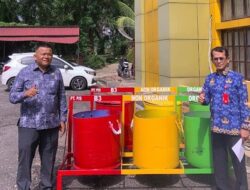 Inisiatif Jonner Partaonan Harahap, PT PIS Serahkan Bantuan Tempat Sampah ke Sekretariat DPRD Paluta