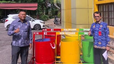 Inisiatif Jonner Partaonan Harahap, PT PIS Serahkan Bantuan Tempat Sampah ke Sekretariat DPRD Paluta