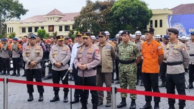 Kapolri Jenderal Pol. Listyo Sigit Prabowo (tengah) berbicara dengan awak media dalam Apel Kesiapan Tanggap Darurat Bencana di Lapangan Mako Brimob, Depok, Jawa Barat, Rabu (5/11/2025).