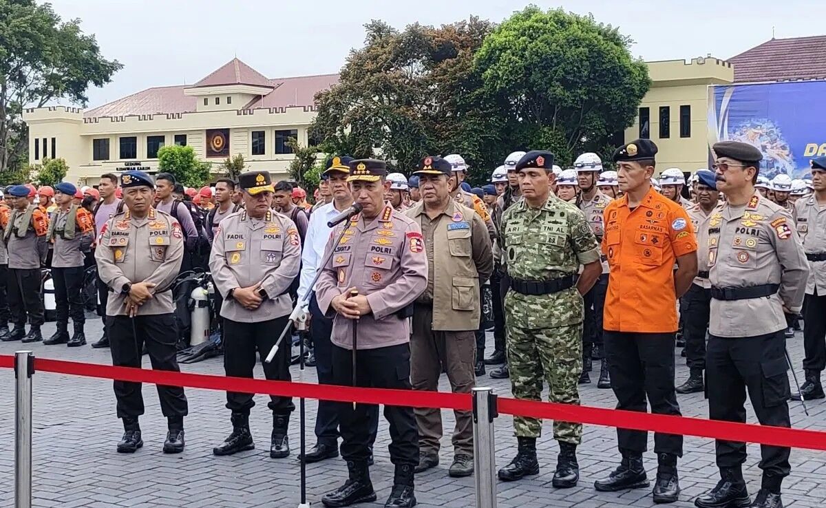 Kapolri Jenderal Pol. Listyo Sigit Prabowo (tengah) berbicara dengan awak media dalam Apel Kesiapan Tanggap Darurat Bencana di Lapangan Mako Brimob, Depok, Jawa Barat, Rabu (5/11/2025).