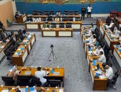 Komisi VII DPR Soroti Tata Ruang Pariwisata, Sentil Menpar soal Lift Kaca di Pantai Kelingking