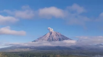 Gunung Semeru Kembali Erupsi, Ketinggian Kolom Abu Capai 900 Meter