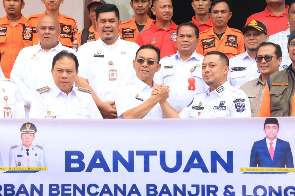 Bupati paluta Serahkan bantuan ke Bupati Tapsel