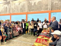 Andre Rosiade Tembus Jalur Rusak, Salurkan 3.000 Paket Sembako ke Matur Agam