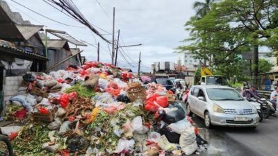 Gunungan Sampah di Tangsel: Bau Menyengat, hingga Jalan Tersendat