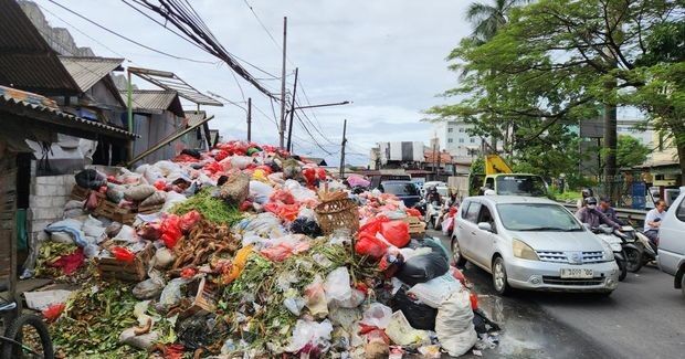 Gunungan Sampah di Tangsel: Bau Menyengat, hingga Jalan Tersendat
