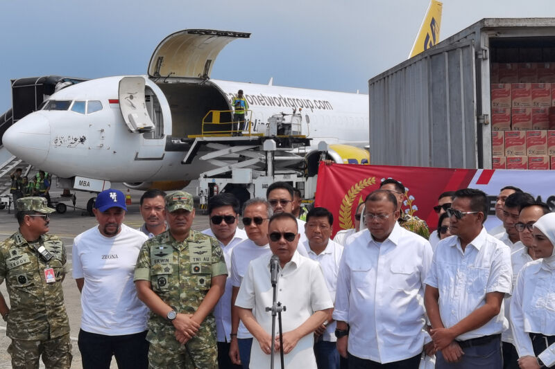 Sahroni Ikut Kawal Pengiriman 15 Ton Bantuan ke Sumatera, Netizen Beri Respon Positif
