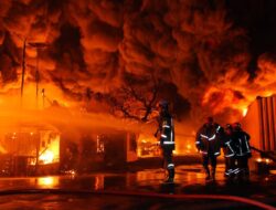 Pabrik Swallow di Medan Dilalap Api, Ledakan Picu Kepanikan
