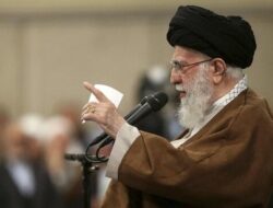 Khamenei Tuduh Trump Bertanggung Jawab atas Kematian Saat Demo di Iran