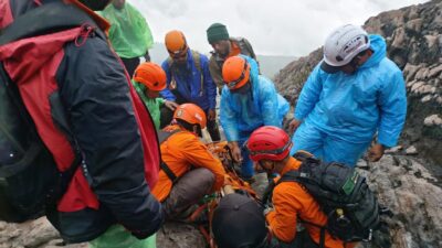 Tim SAR Gabungan Evakuasi Pendaki yang Meninggal Di Gunung Slamet