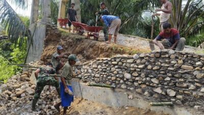 Satgas Kodim 0212/TS Bangun Jembatan Gantung di Halongonan Paluta, Pulihkan Akses Warga