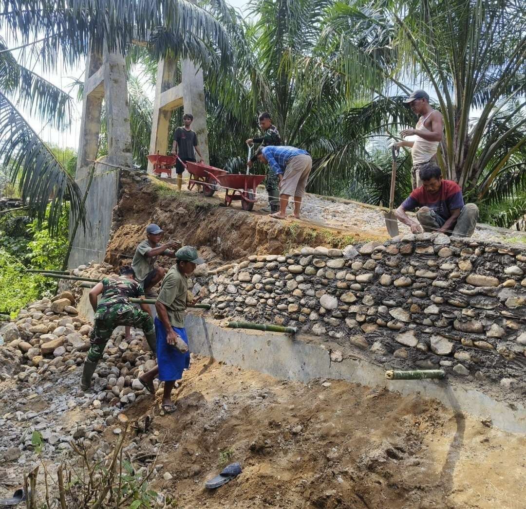 Satgas Kodim 0212/TS Bangun Jembatan Gantung di Halongonan Paluta, Pulihkan Akses Warga