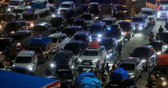 Pemudik Padati Pelabuhan Merak Menuju Sumatera