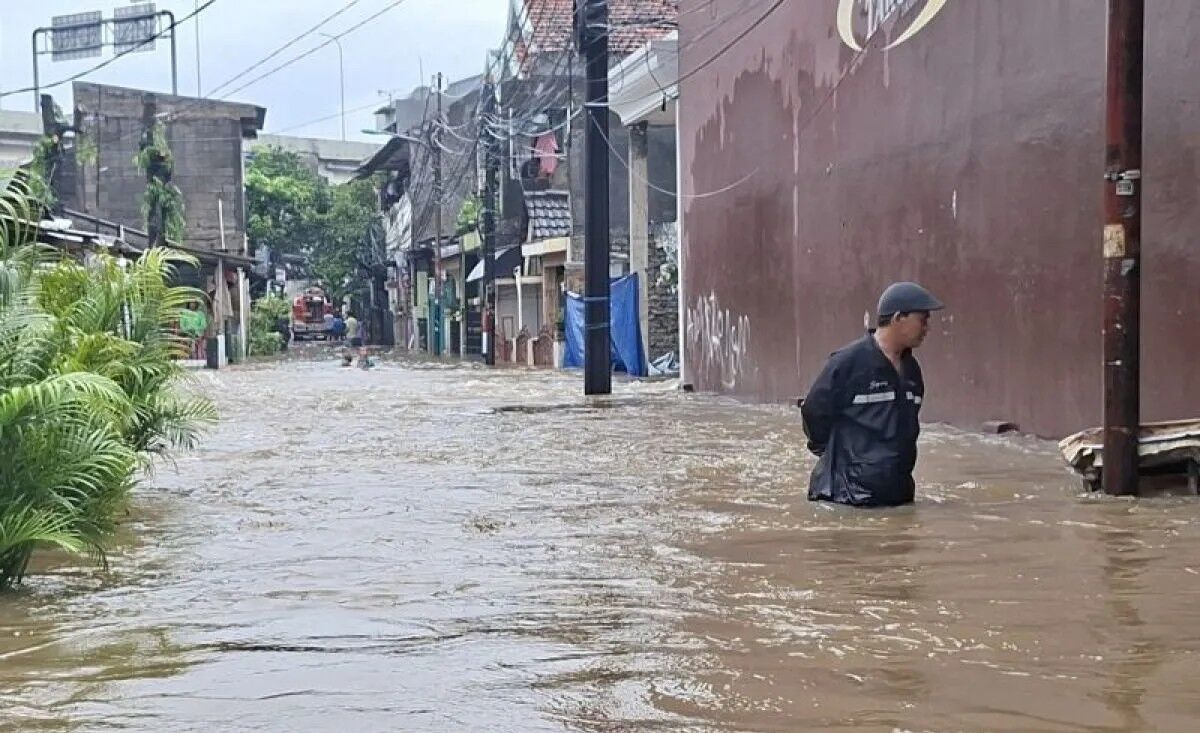 Banjir Cipinang Melayu Meluap,Air Capai 1,5 Meter