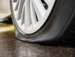 Belasan Mobil Pecah Ban di Tol Jagorawi, Ternyata Ini Penyebabnya