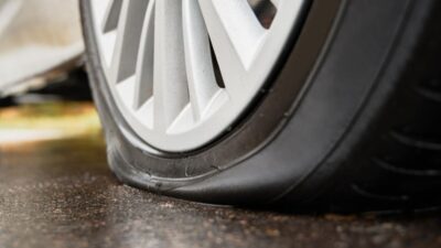 Belasan Mobil Pecah Ban di Tol Jagorawi, Ternyata Ini Penyebabnya