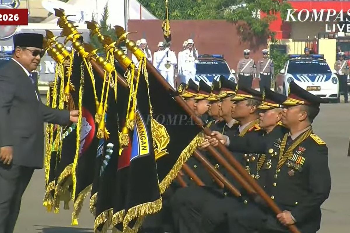 Prabowo Anugerahi Tanda Kehormatan untuk 12 Satker Polri