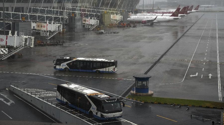 Diterjang Topan Bavi, China Batalkan Lebih dari 2.800 Penerbangan