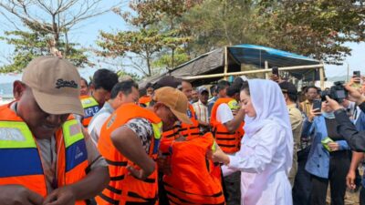 Gandeng KPLP Kemenhub, Srikandi Gerindra Novita Wijayanti Serahkan Alat Keselamatan Pelayaran