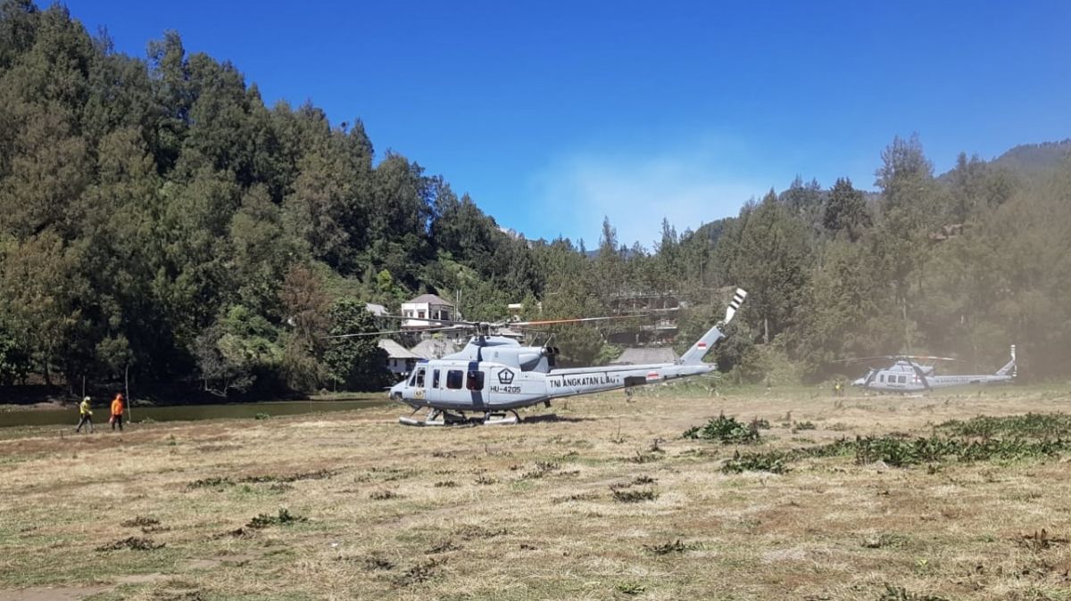 Sulit Ditembus Jalur Darat, Kemenhut Terjunkan 3 Helikopter Padamkan Api Bromo