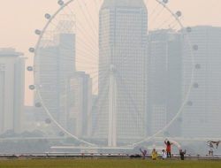 Terkena Dampak Kabut Asap Karhutla Indonesia, Singapura Persingkat Durasi Salat Jumat