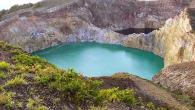 Gempa Flores Picu Retakan 100 Meter di Bibir Kawah Gunung Kelimutu