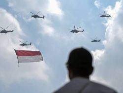 Meriahkan Merdeka Run, Heli Bawa Merah Putih Keliling Istana