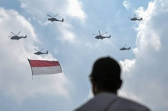Meriahkan Merdeka Run, Heli Bawa Merah Putih Keliling Istana
