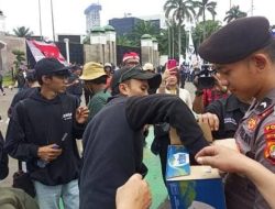 Polisi Borong Tahu, Bagikan ke Massa di Tengah Aksi DPR