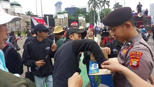 Polisi Borong Tahu, Bagikan ke Massa di Tengah Aksi DPR
