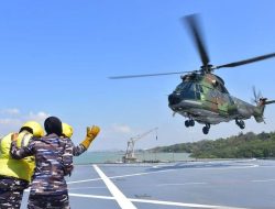 Penerbang TNI AU Latihan Mendarat di Kapal Perang