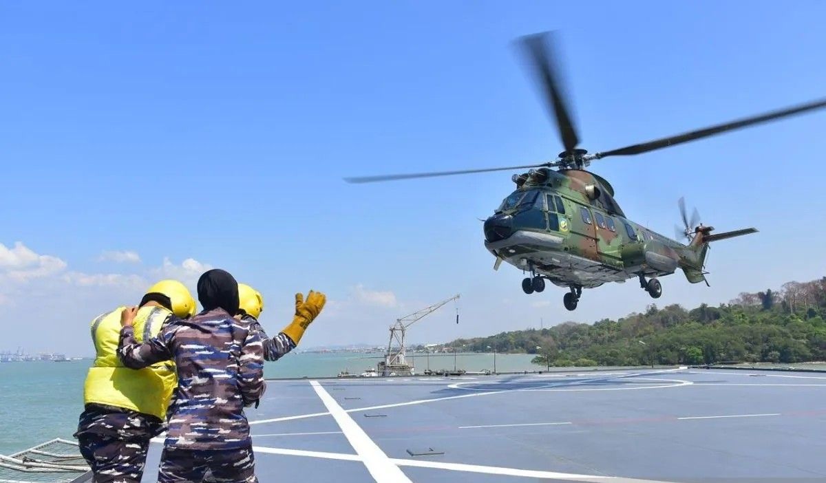Penerbang TNI AU Latihan Mendarat di Kapal Perang