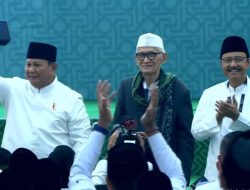 Diserahkan Langsung Kiai Miftach dan Gus Kikin, Prabowo sebut Kartu Anggota NU Seumur Hidup Kehormatan Besar