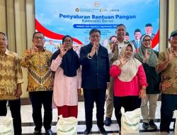Bulog Salurkan 30 Kg Beras untuk Penerima Bantuan