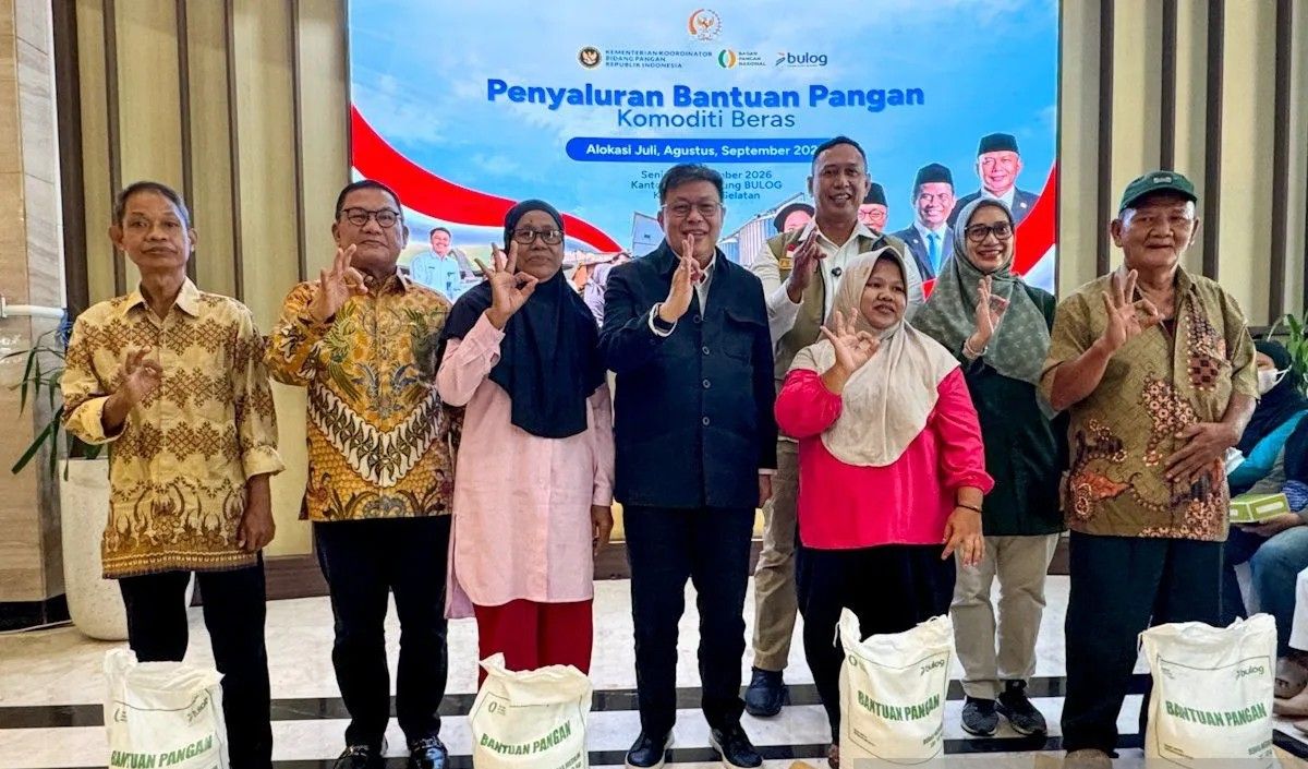 Bulog Salurkan 30 Kg Beras untuk Penerima Bantuan