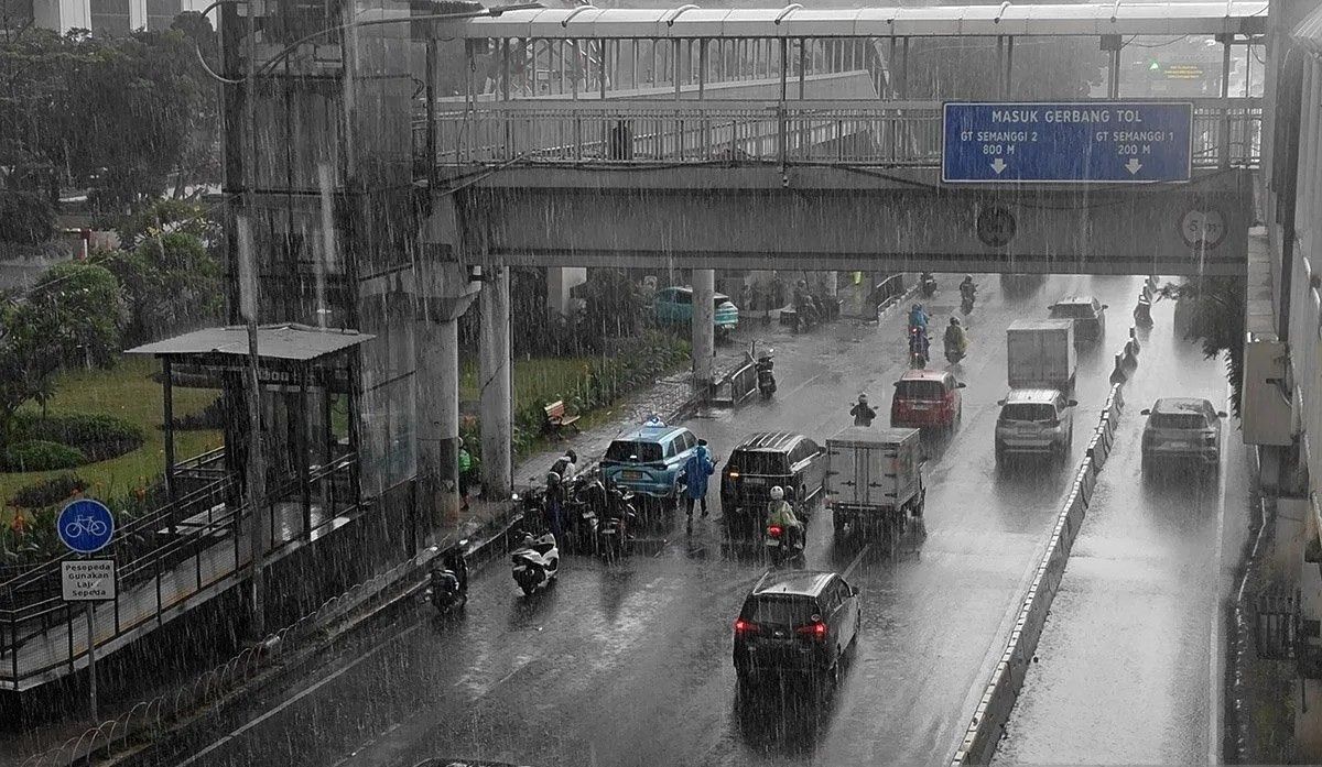 Siapkan Payung, Sebagian Besar Jakarta Diprediksi Hujan Mulai Sore Ini