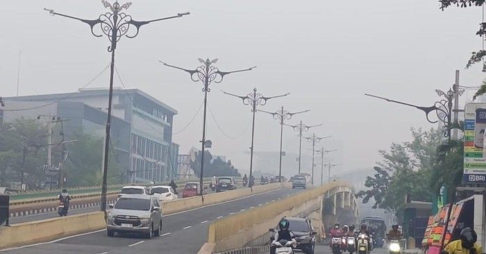 Kabut Asap Pekat Selimuti Pekanbaru, Orang Tua Cemas
