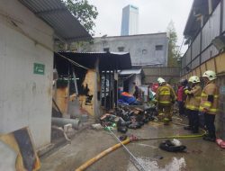 Gudang di Karet Kuningan Terbakar, Kerugian Rp1 Miliar