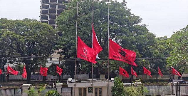 Guruh Wafat, PDIP Kibarkan Bendera Setengah Tiang