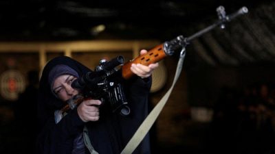 Perempuan Iran Ikut Latihan Militer