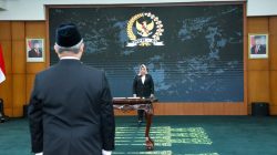 Siti Fauziah Serahkan Estafet Setjen MPR kepada Heri Herawan
