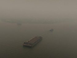 Jarak Pandang Terbatas akibat Asap, Pelayaran di Sungai Musi Palembang Terancam Lumpuh