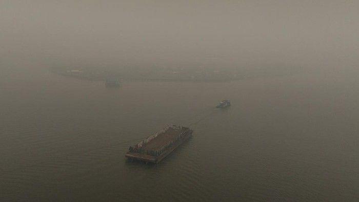 Jarak Pandang Terbatas akibat Asap, Pelayaran di Sungai Musi Palembang Terancam Lumpuh