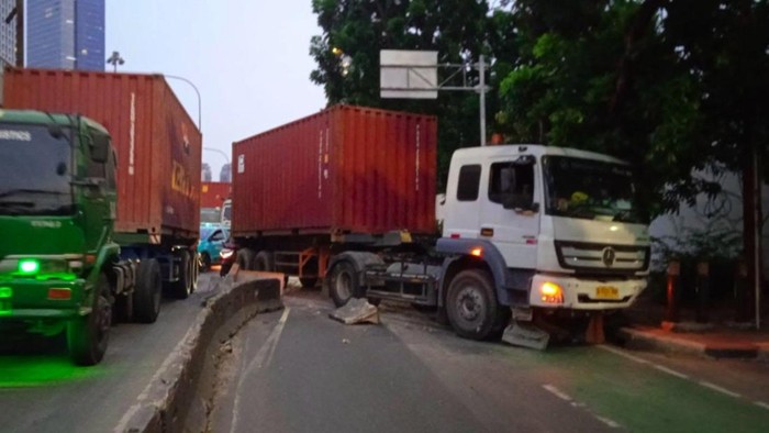 Truk Kontainer Tabrak Separator, Lalin Tomang Padat